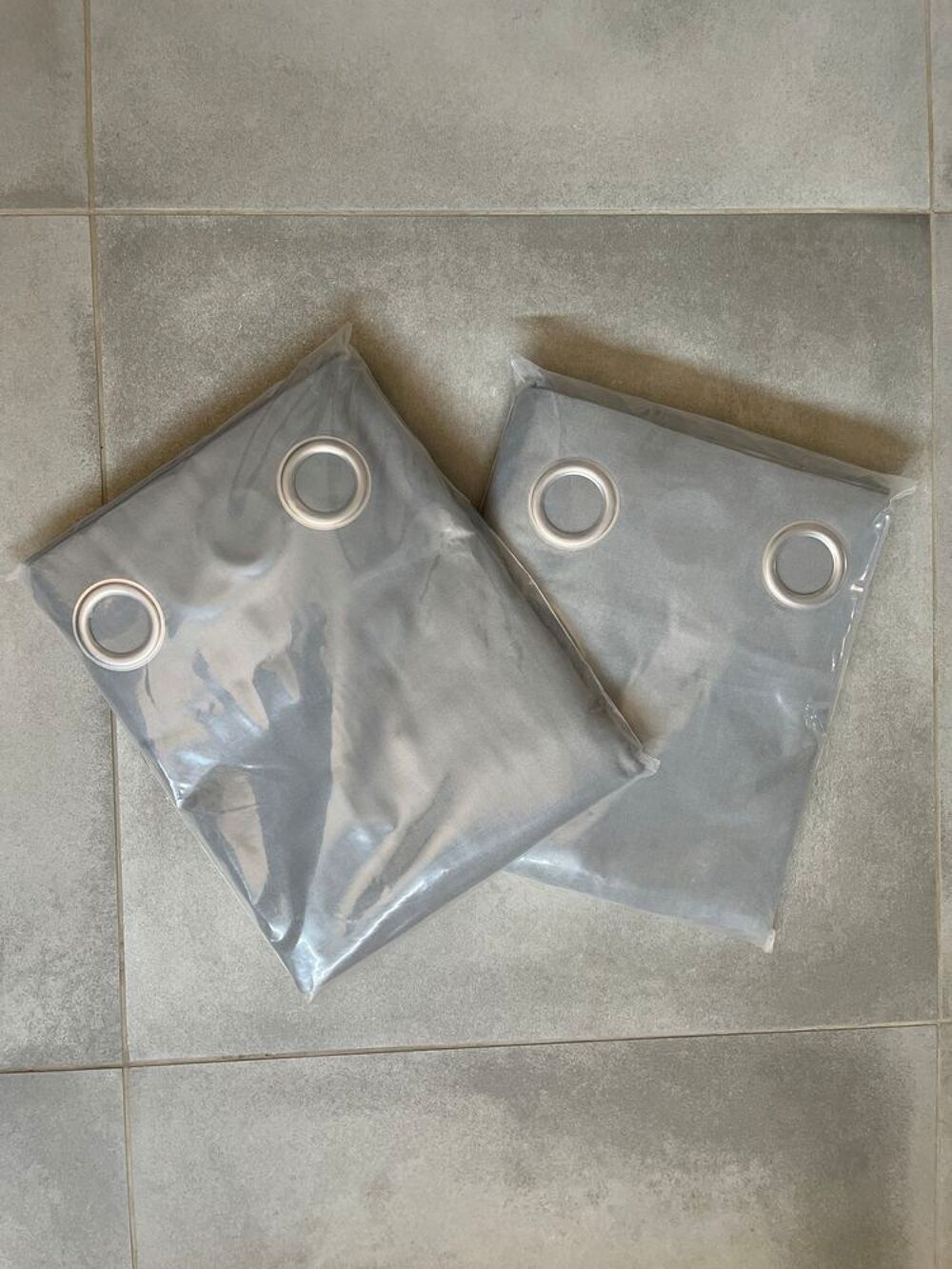 Rideaux gris et syst&egrave;me fixation Décoration