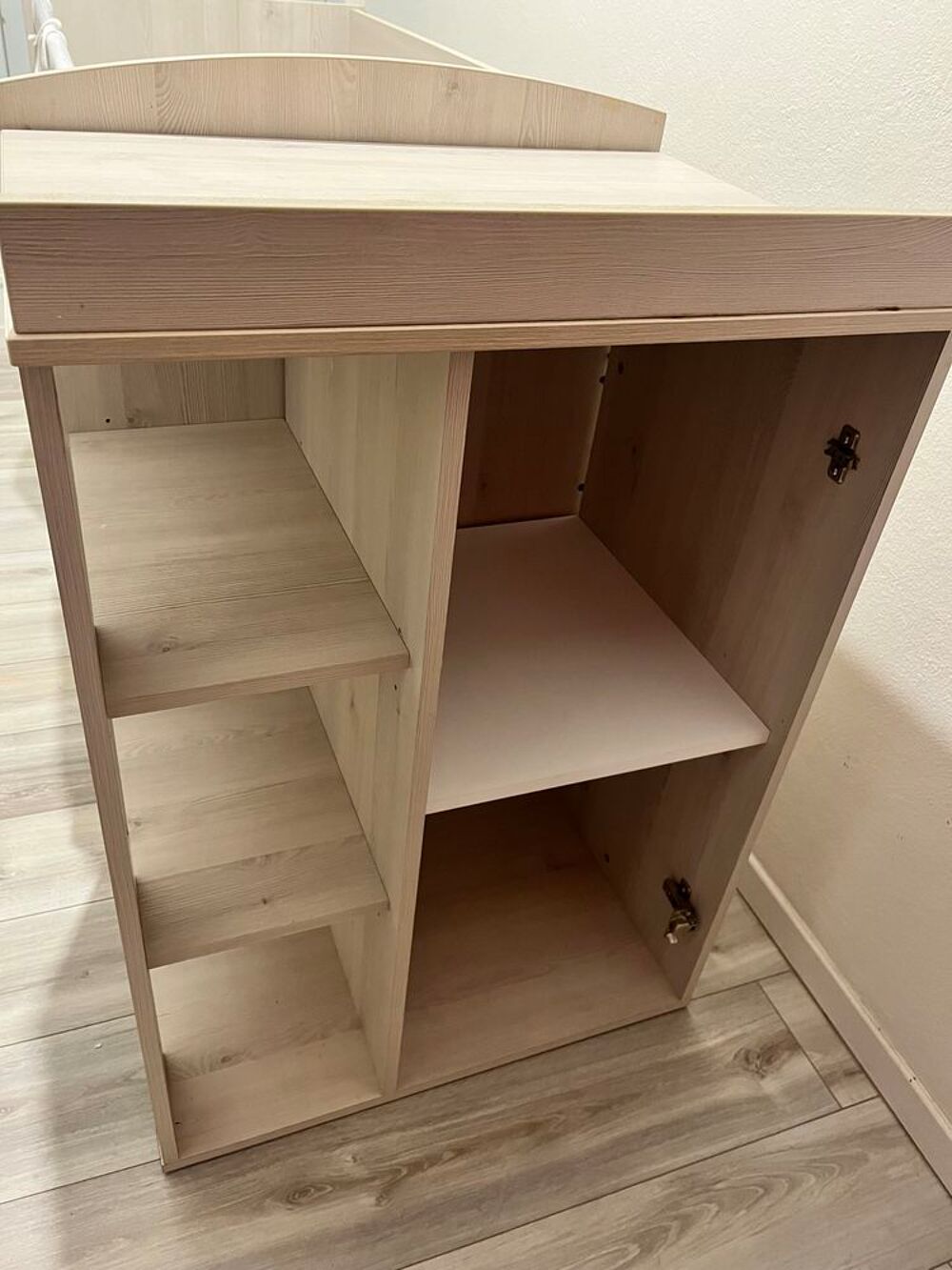 Lit b&eacute;b&eacute; combin&eacute; avec table &agrave; langer et rangement. Mobilier enfants