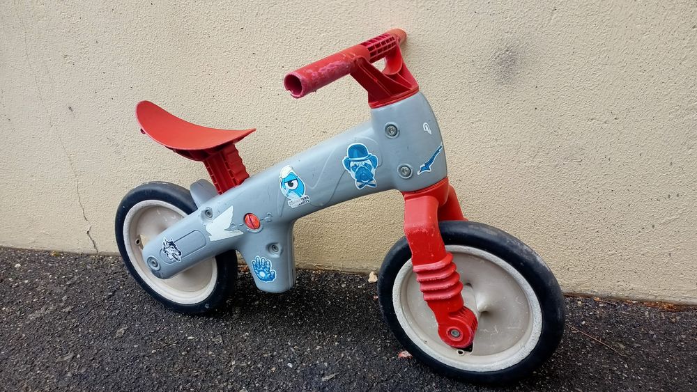 draisienne grise et rouge Vélos