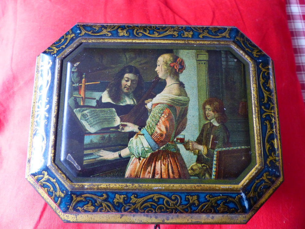 tr&egrave;s joli et rare coffret " ornement&eacute; de peintures
