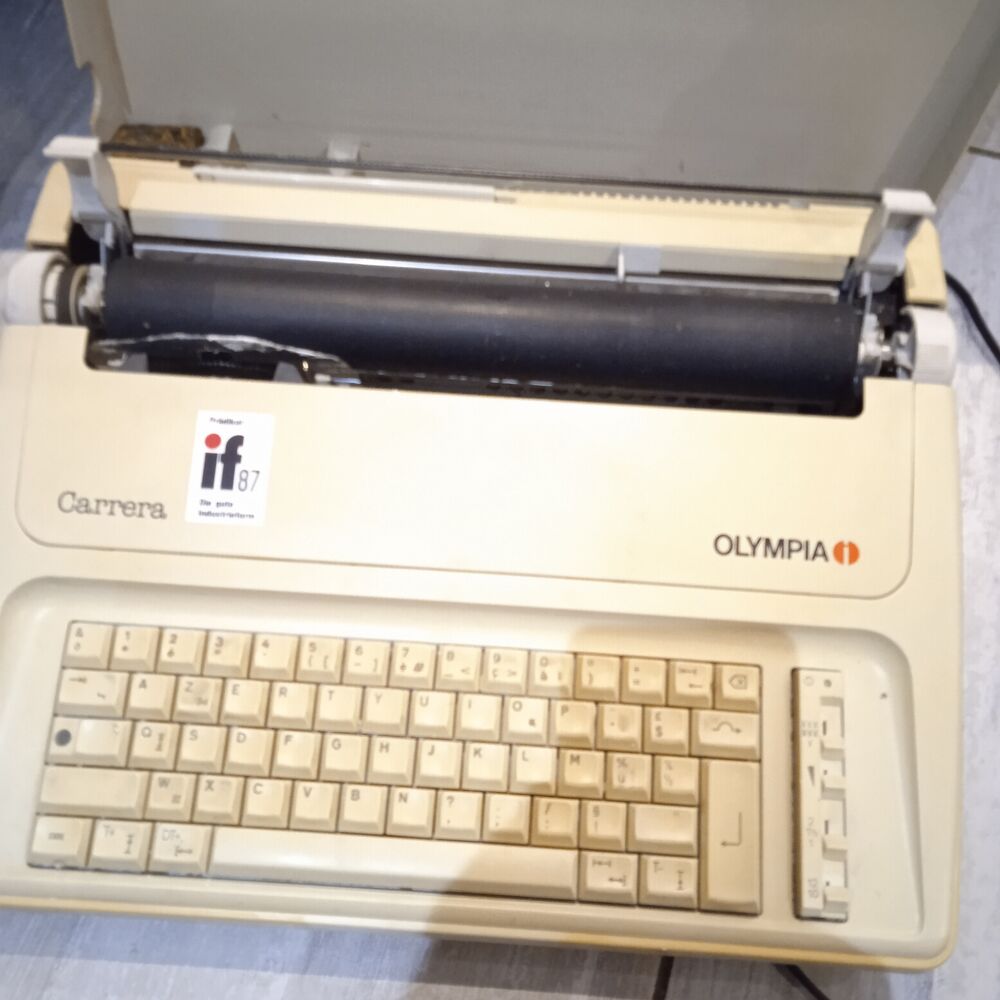 Machine &agrave; &eacute;crire Olympia Carrera &agrave; Cassette de 1987 
