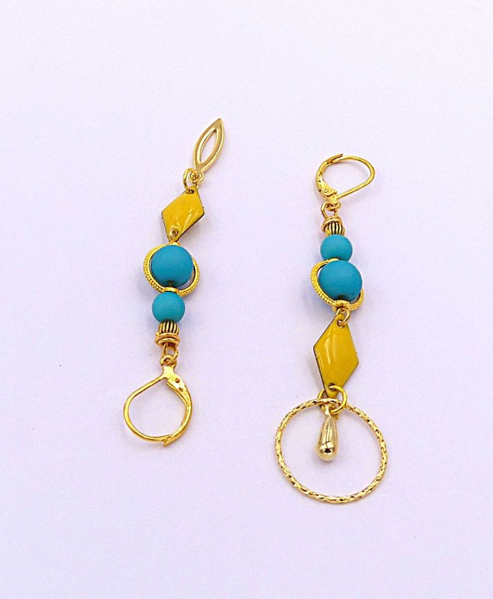 Boucles d'oreilles pendantes, m&eacute;tal dor&eacute;, acrylique et &eacute;mail Bijoux et montres