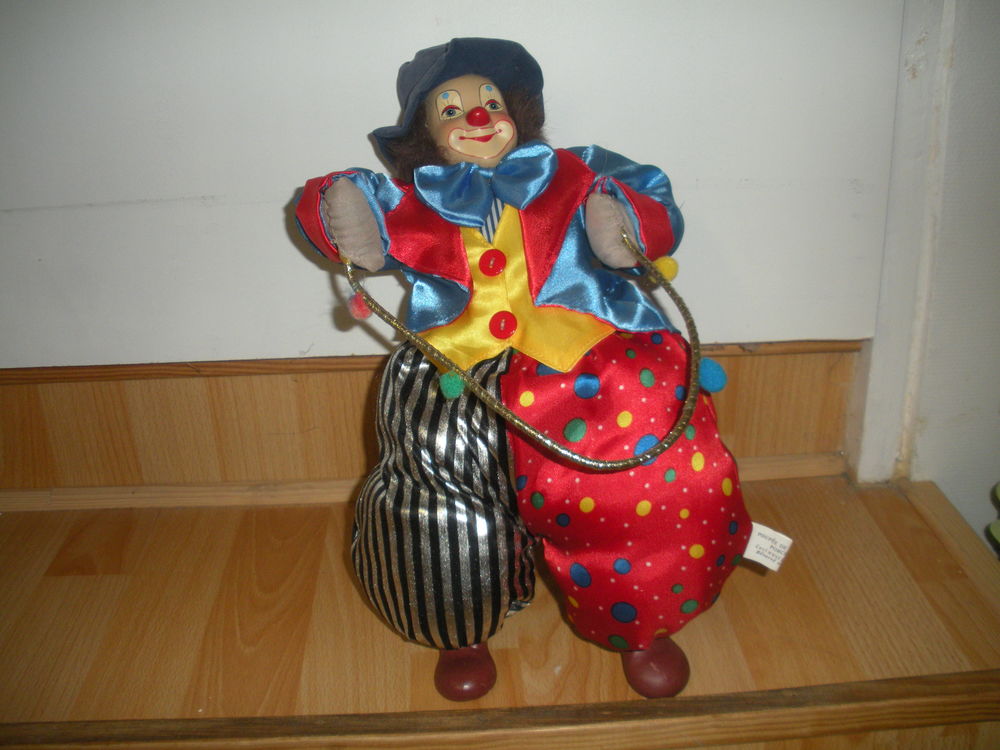 poup&eacute;es et clowns en porcelaine Jeux / jouets