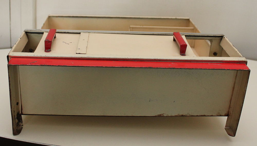 Meuble de cuisine tole lithographi&eacute;e pour poup&eacute;e 50 -60 Jeux / jouets