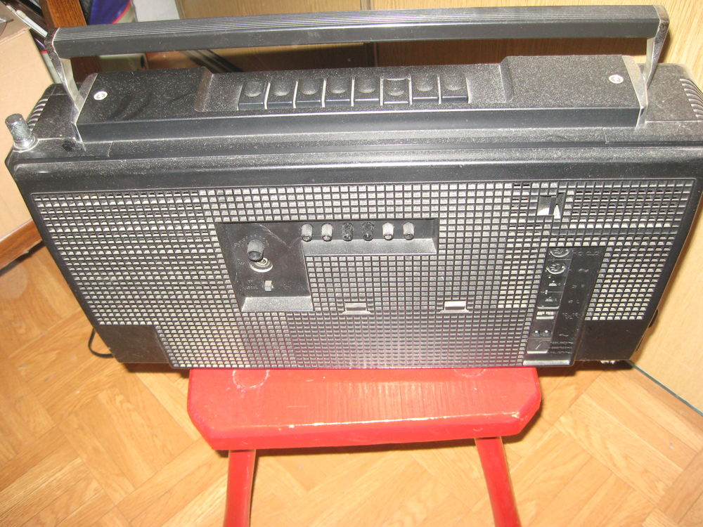 ancienne grande radio Grundig satellit 2400 