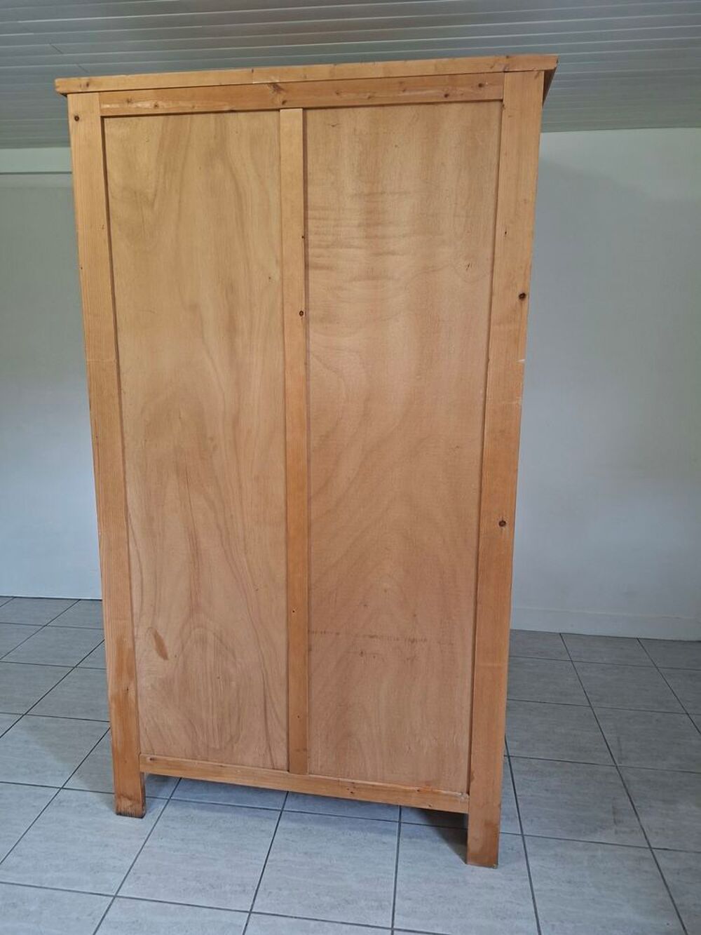 Armoire en pin massif Meubles