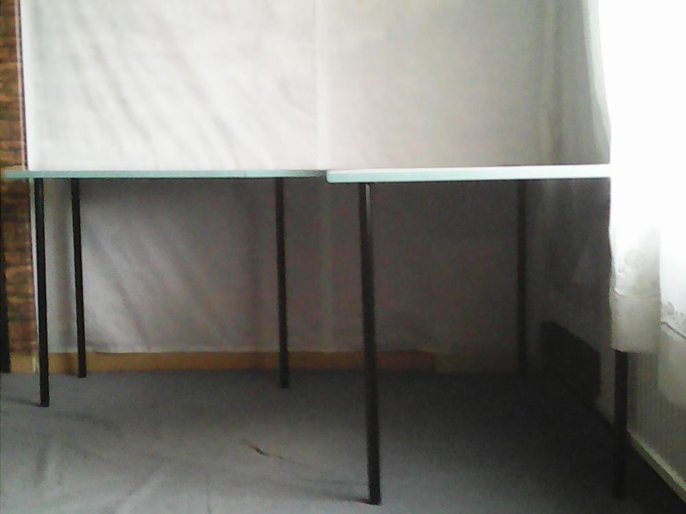 Table d'angle de bureau sp&eacute;cial PC avec passes cables
Matériel informatique