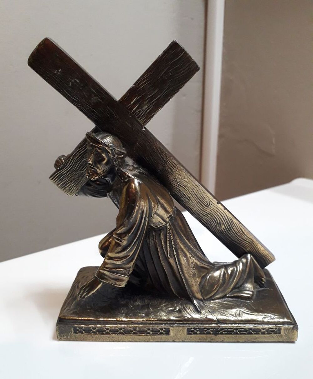 Statue de J&eacute;sus portant sa croix 