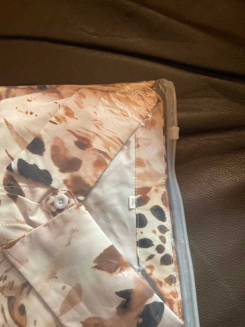 Belle Tunique satin&eacute;e bouton devant Vêtements
