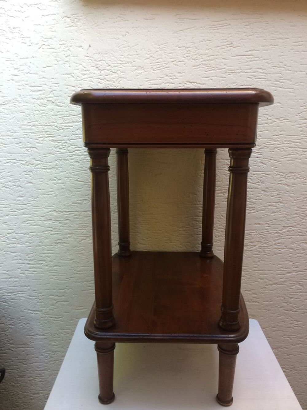 Table de chevet en merisier Meubles