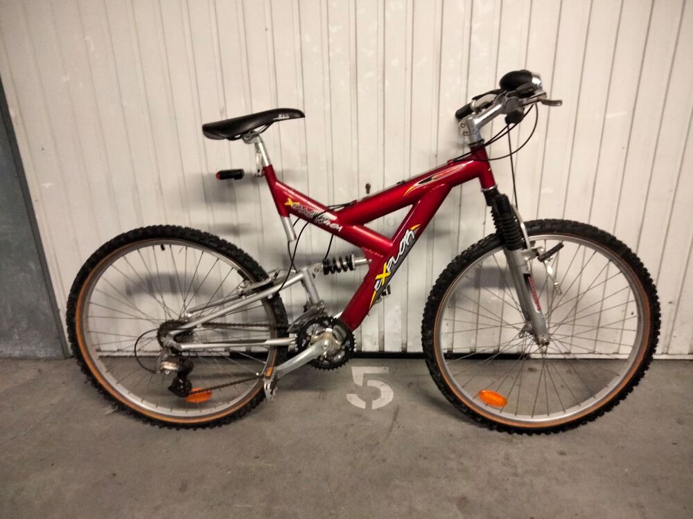 VTT couleur bordeaux, peut servi 
Explor S 401 Vélos