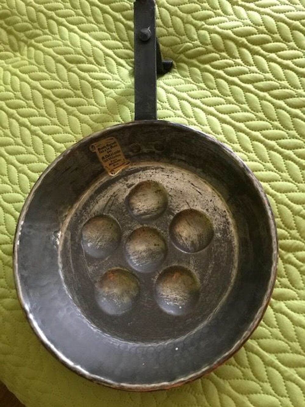 Poele &agrave; 6 oeufs (19&egrave;me si&egrave;cle) en cuivre 