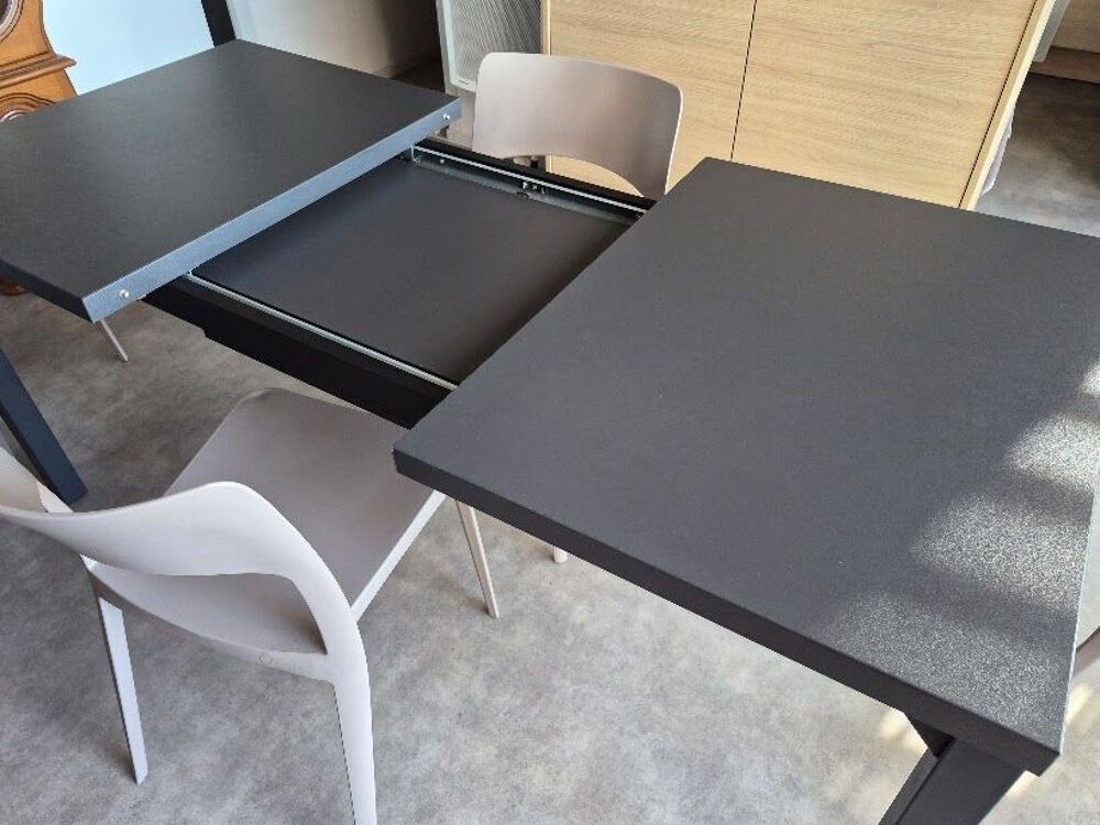 Table salle &agrave; manger. Meubles