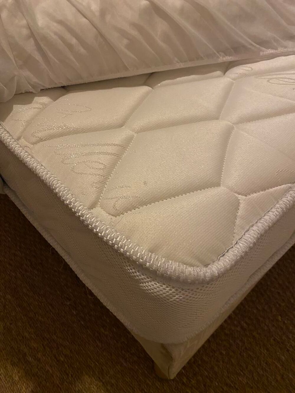 matelas et sommier en tr&egrave;s bon &eacute;tat Meubles