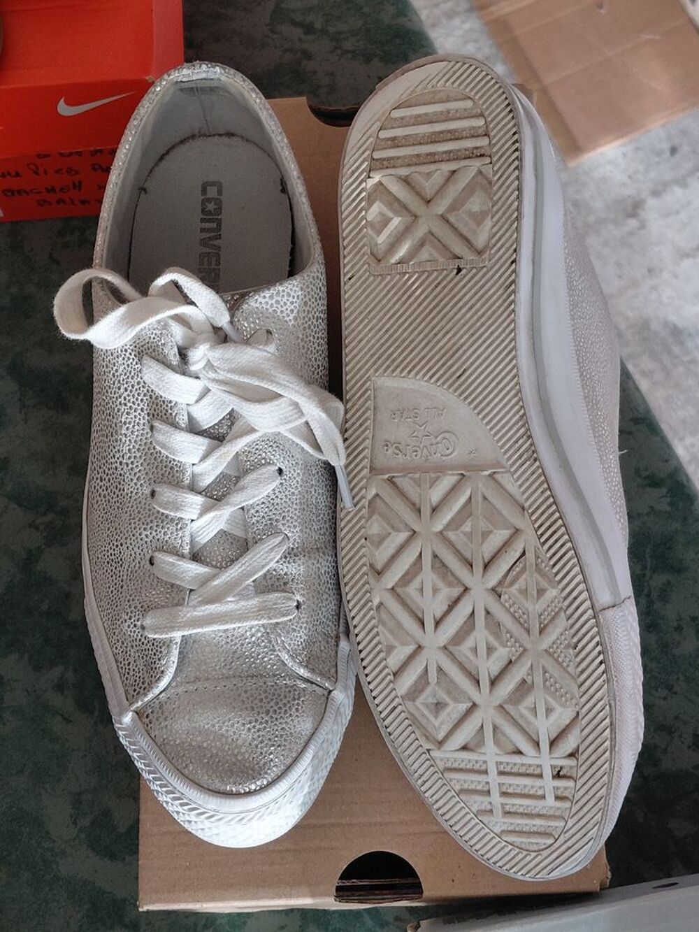 Differentes chaussures , femles- enfants et hommes. Chaussures