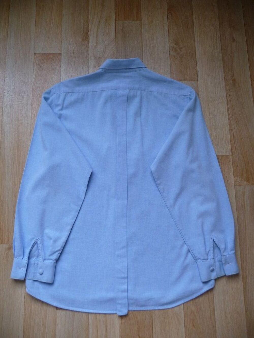Chemisier bleu ciel brod&eacute; roses T.38 marque HAZAN Vêtements