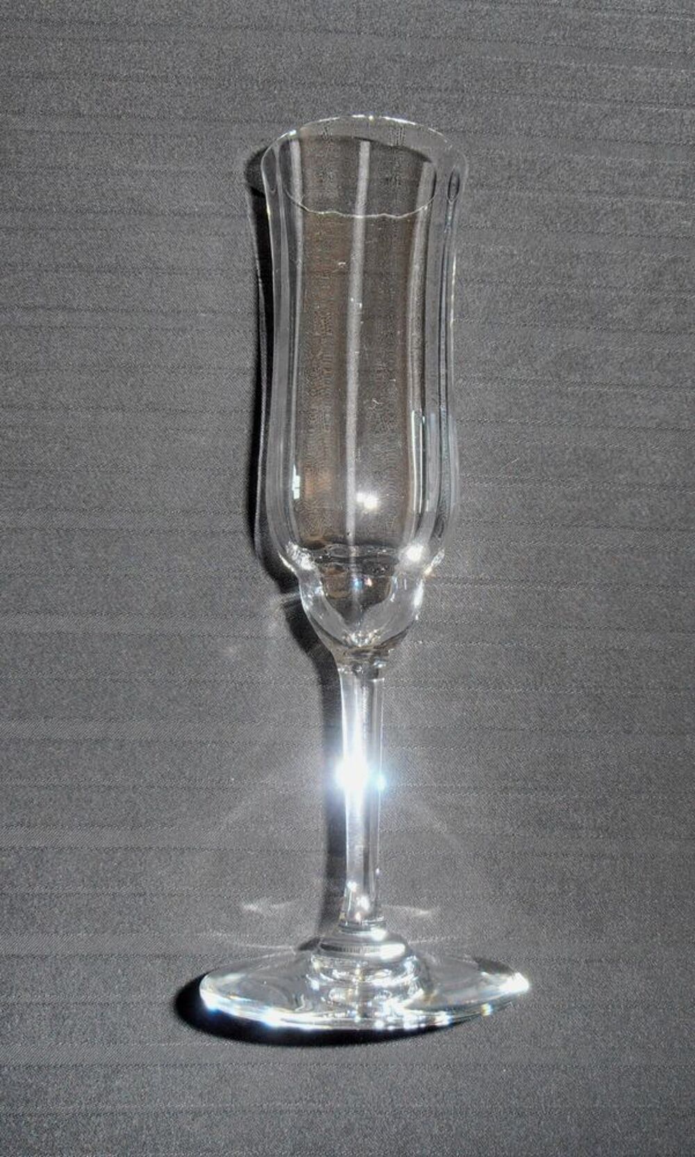 Verres Baccarat Mod&egrave;le Capri Estampill&eacute;s. Cuisine