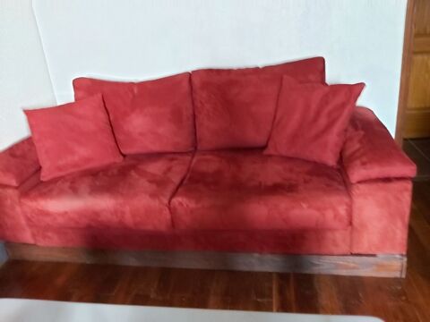 salon comprenant un canap, un fauteuil et un pouf velours 
250 Ambierle (42)
