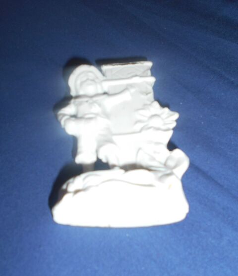 biscuit : petit vase blanc avec un enfant 8 Ervy-le-Ch�tel (10)