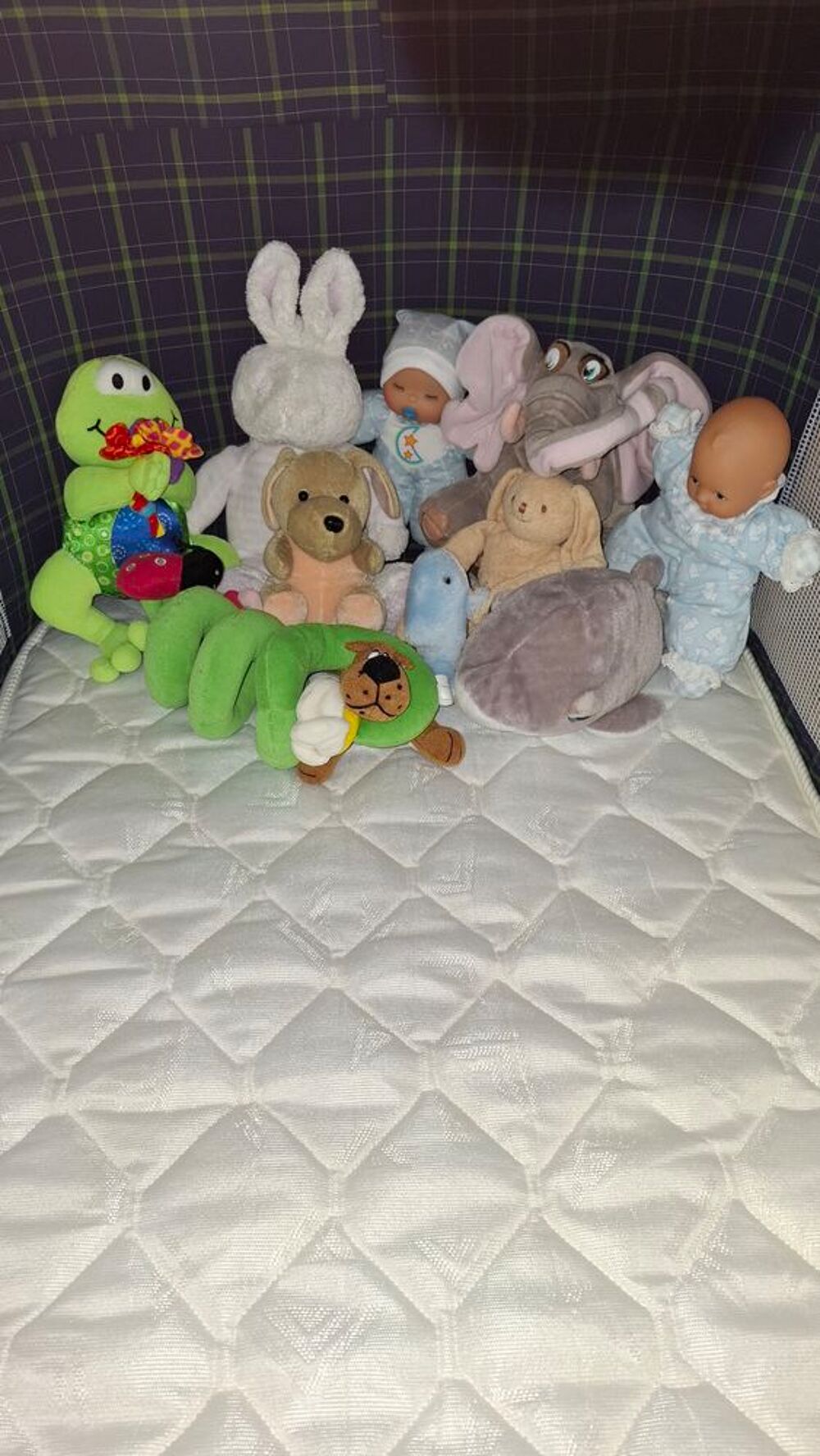 Lit pliant en tissu avec un lot de peluches Puériculture