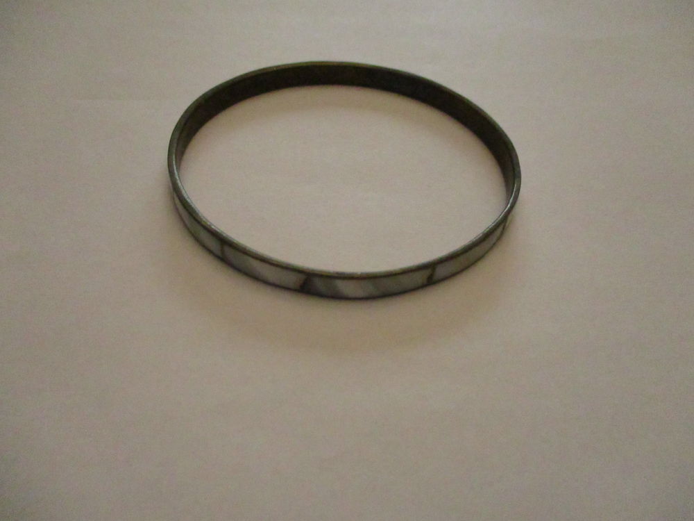 un bracelet nacre sur le tour Bijoux et montres