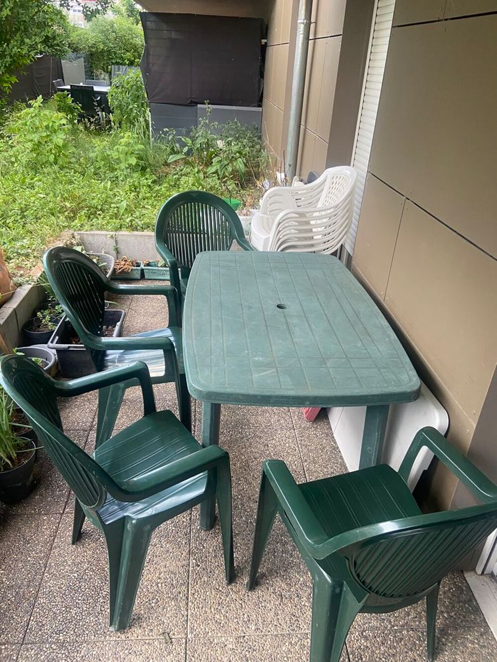 Grande table et chaises pour l'ext&eacute;rieur.
Jardin