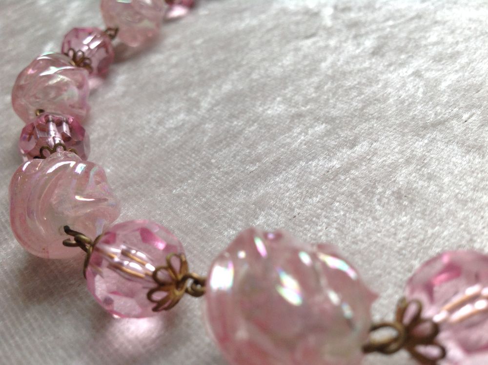 COLLIER ROSE PERLES de VERRE NERVUR&Eacute;ES ET FACETTES Envoi Pos Bijoux et montres