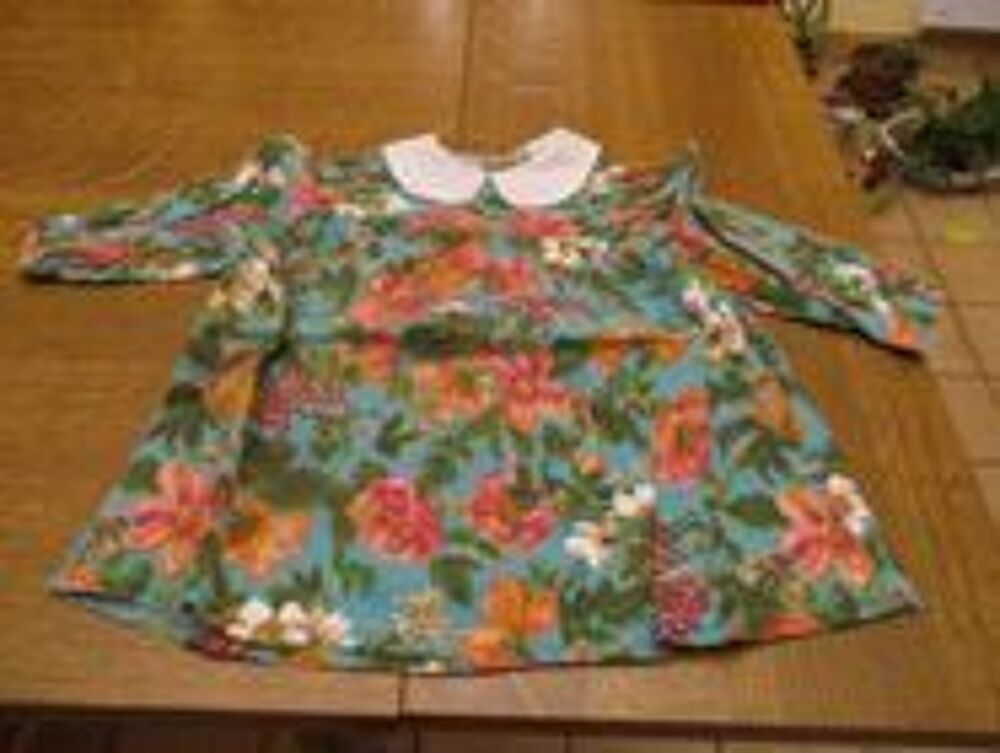 Robe fleurie sur fond vert avec encolure blanche Vêtements enfants