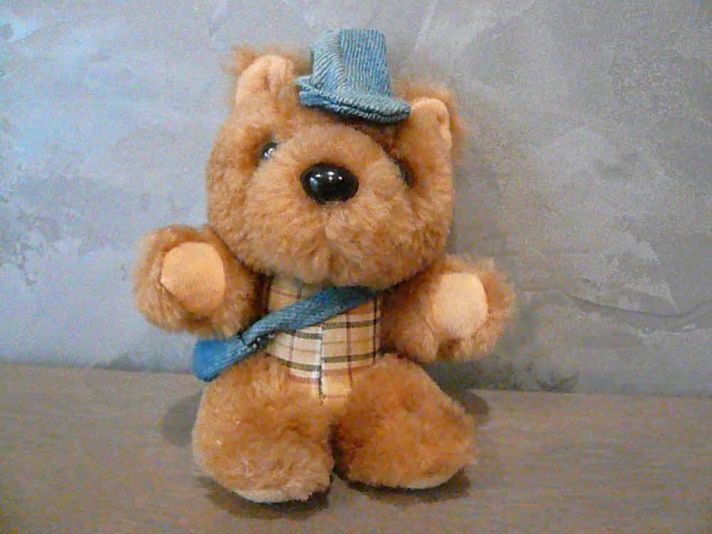 Peluche nounours marron avec casquette Jeux / jouets