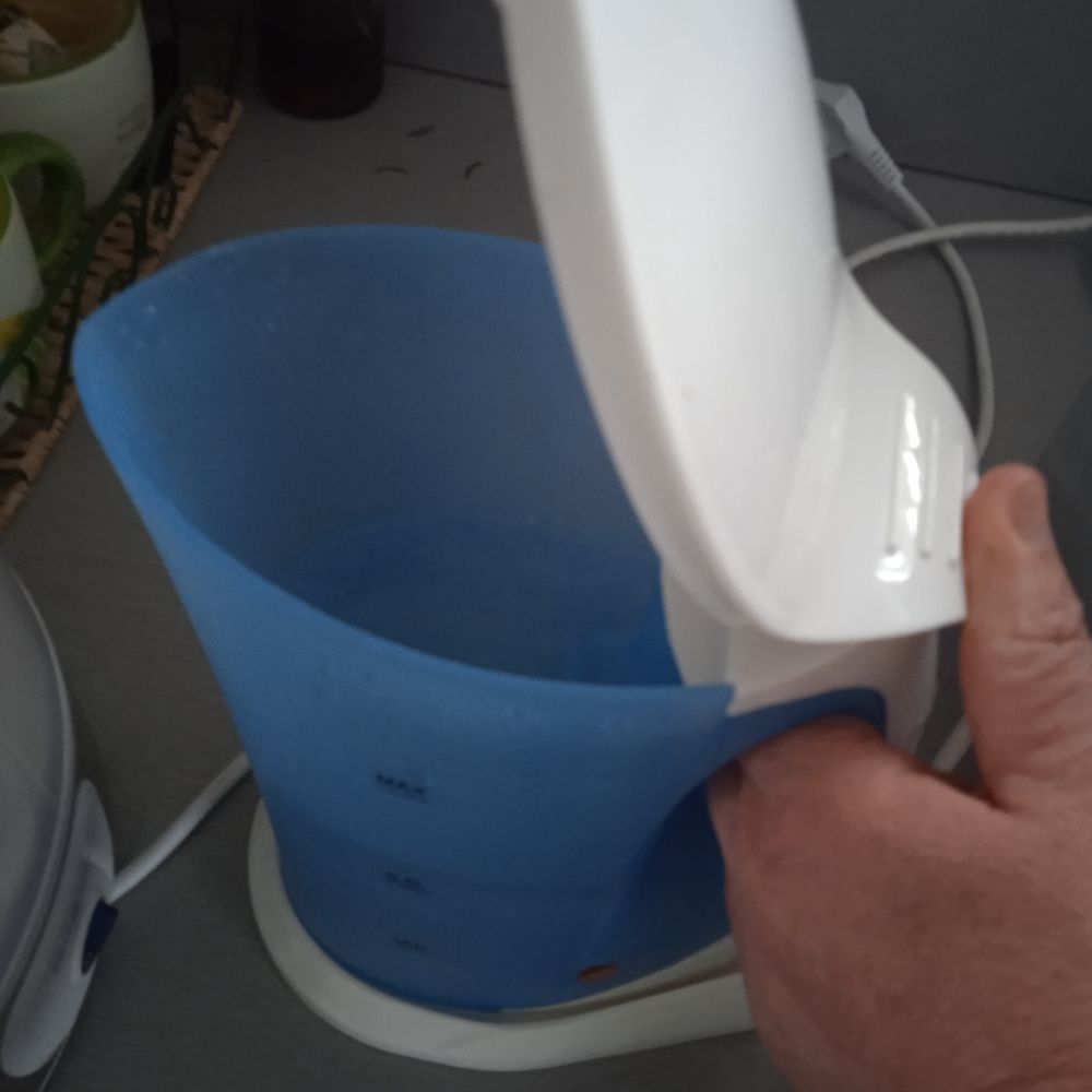 Petite bouilloire bleue 1 litre tr&egrave;s bon &eacute;tat Electroménager