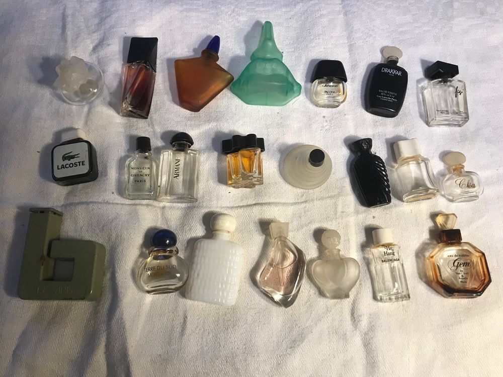 vingt deux miniatures de parfum 