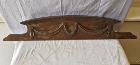 Ancien fronton sculpté en bois chène
Longueur 96,5cm
Saint-Pierre-les-Étieux (18)