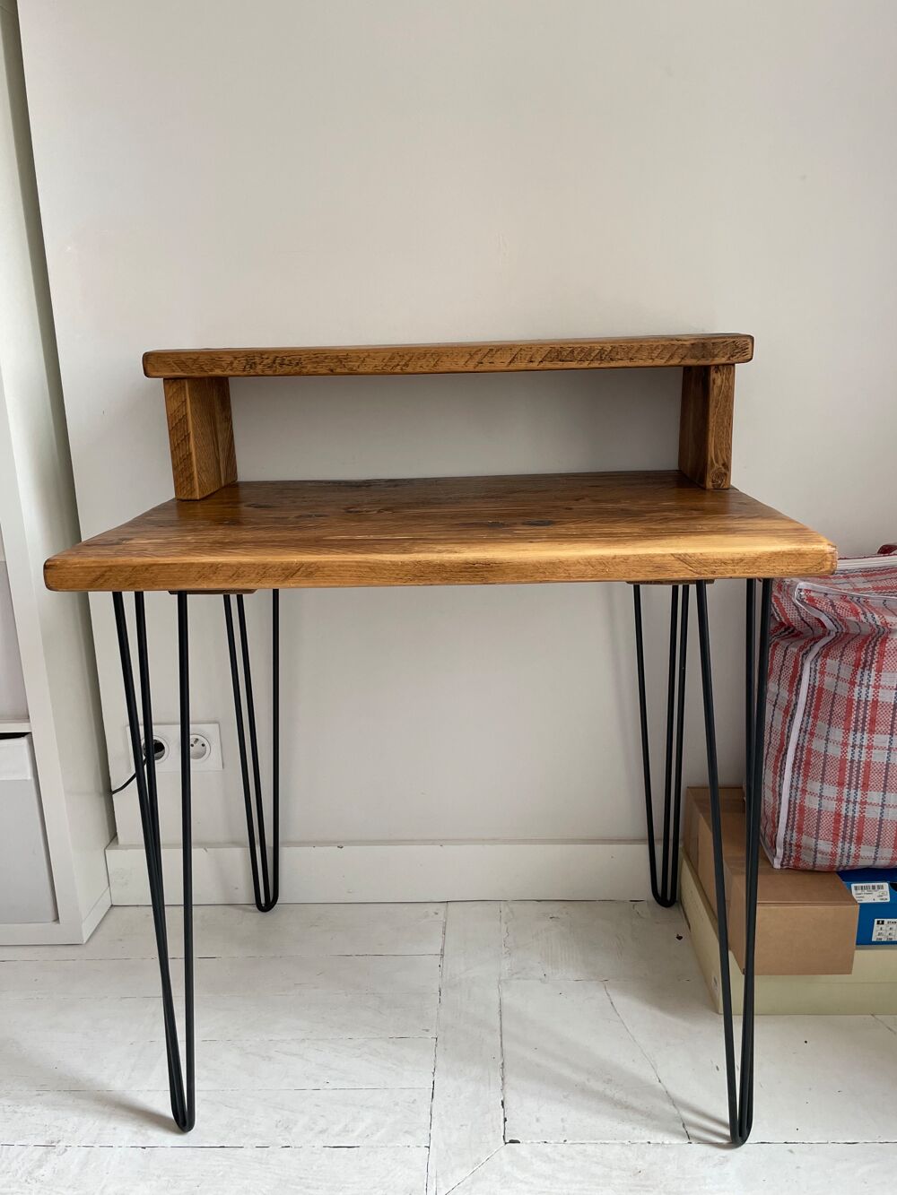 Bureau &agrave; &eacute;tag&egrave;re, en bois et m&eacute;tal Meubles