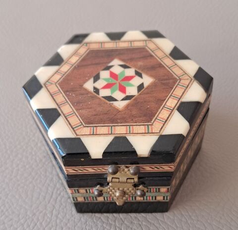 boîte en bois et marqueterie hexagonale recouverte de papier 8 Carnon Plage (34)