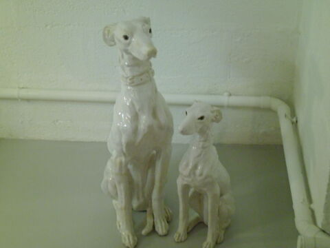  chiens en porcelaine
1 hauteur 53 cm
1 hauteur  70 cm 40 Verneuil-sur-Avre (27)