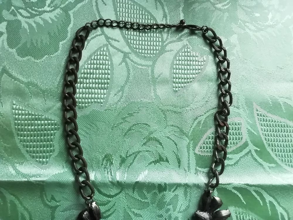 Collier pendentif de toute beaut&eacute; Bijoux et montres