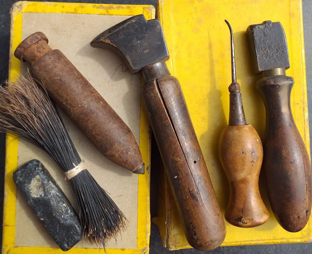 Tr&egrave;s anciens outils de cordonnier / bourrelier Bricolage