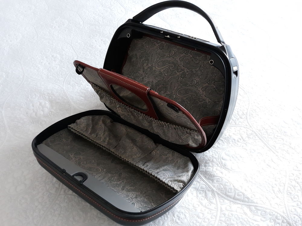 LOT DE DIVERS BAGAGES Maroquinerie