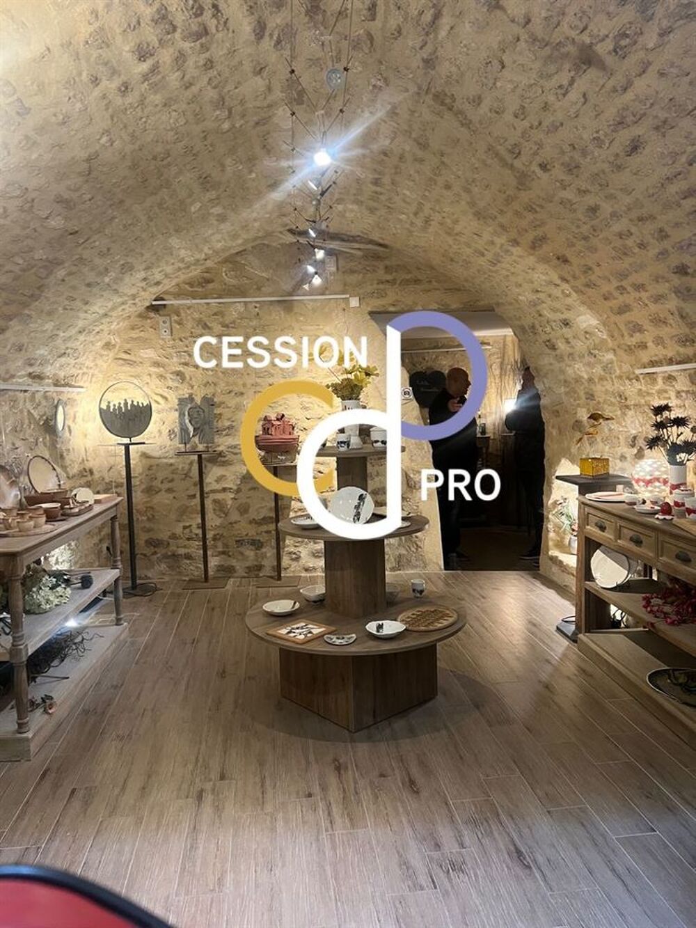   ENSEMBLE DE LOCAUX COMMERCIAUX A CEDER AU CENTRE D'UN VILLAGE TOURISTIQUE DU MONT VENTOUX 