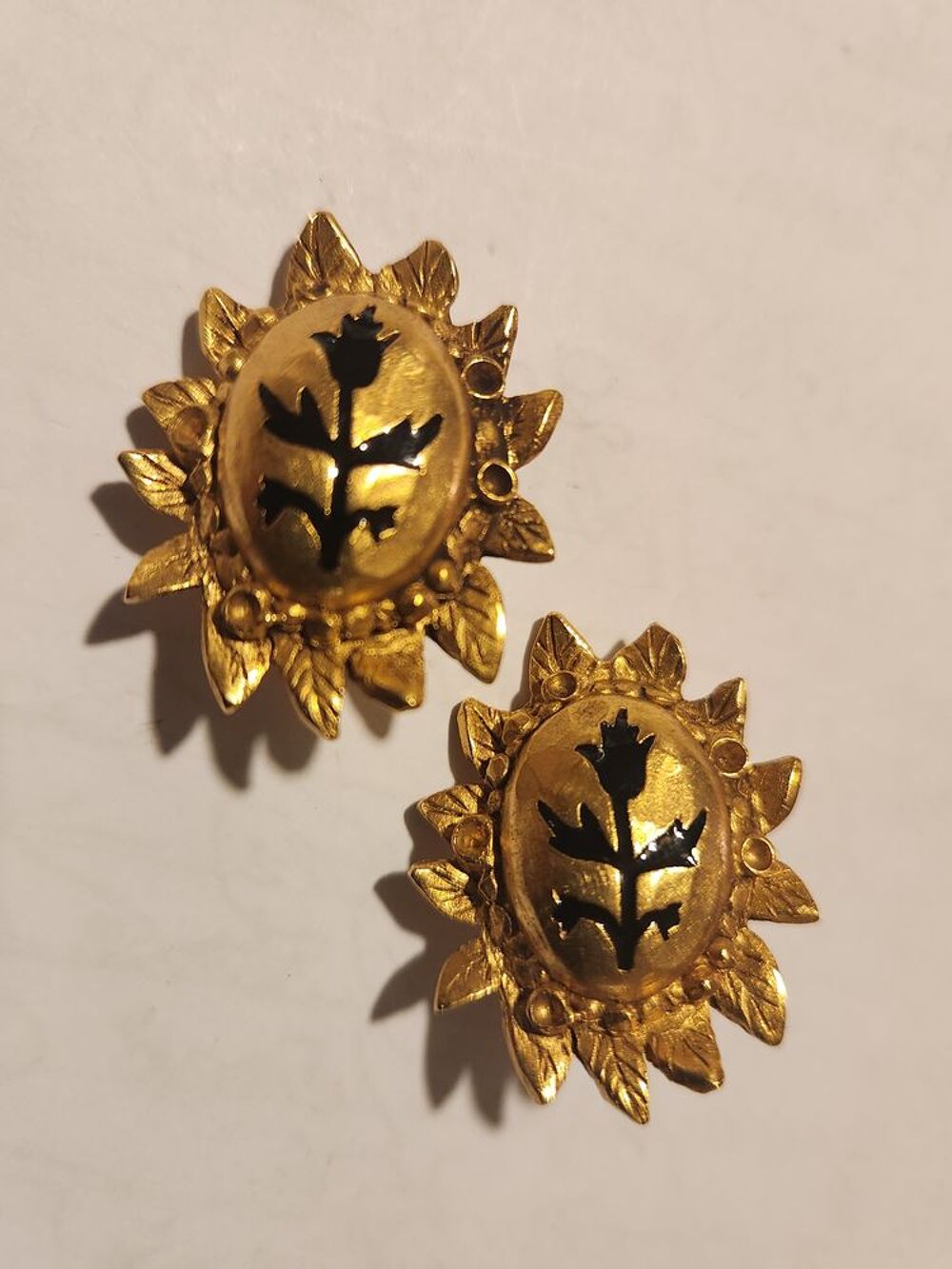 BO Boucles Oreilles dor&eacute;es ovale fleur &eacute;maill&eacute;e noir LACROIX Bijoux et montres