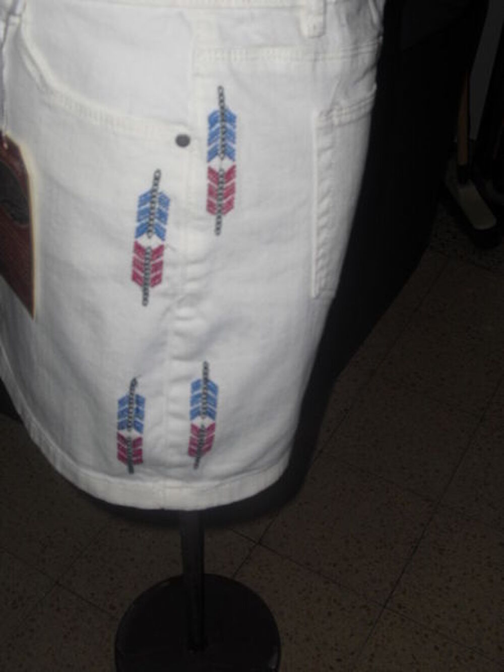 jupe droite ivoire avec broderies NEUVE &eacute;tiquett&eacute;e TAILLE M Vêtements
