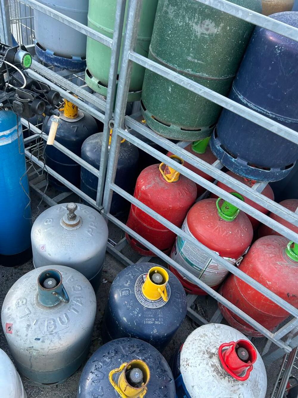 Plusieurs bouteilles de gaz vide pour consigne ou autre Bricolage