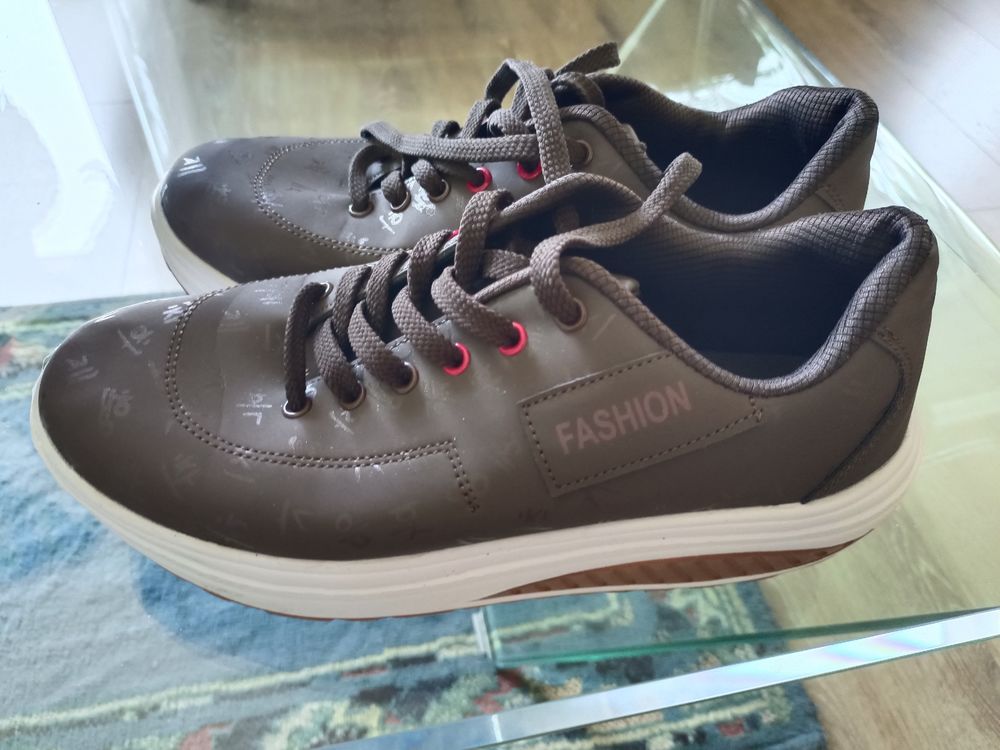 Lot chaussures baskets femmes 41 comprenant 1 paire baskets Chaussures
