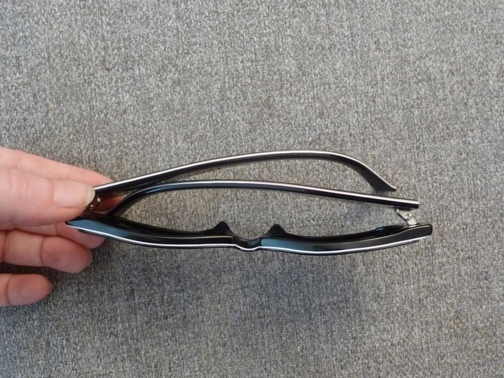 Lunette de Soleil Rectangle Plastique Noir et Blanc-Traction Bijoux et montres