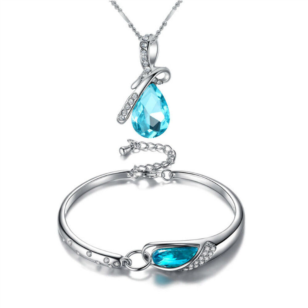 18 parures colliers/pendentifs bracelets Bijoux et montres