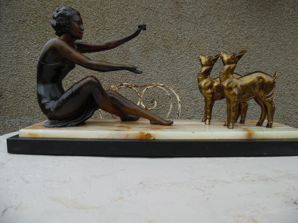 sculture art d&eacute;co femme aux biche. 