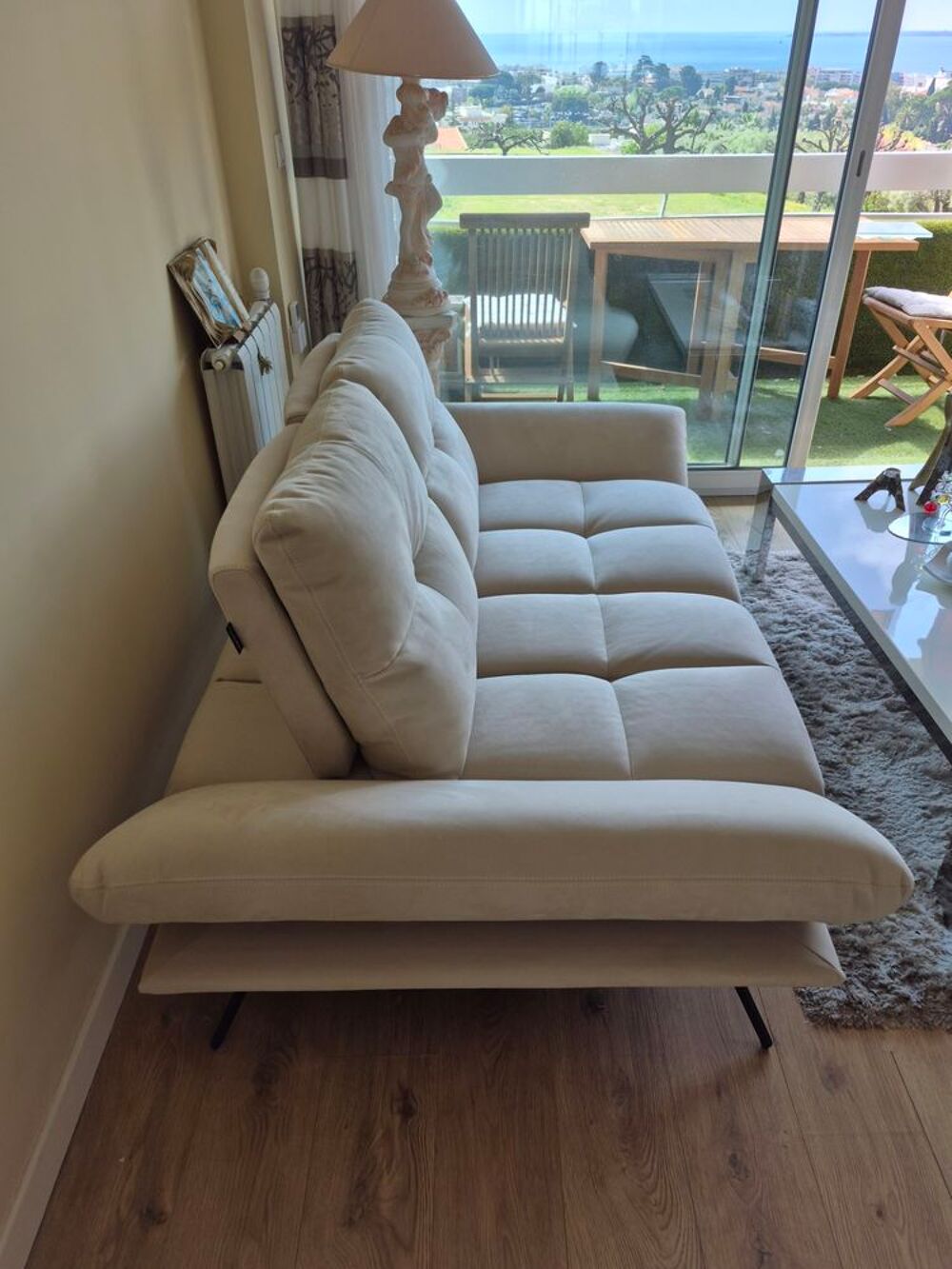 ce canap&eacute; 2 places zig zag en beige, avec son desig Meubles