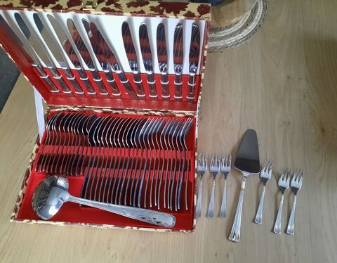 Coffret ancienne m�nag�re 54 couverts en inox - ancien 140 Domart-en-Ponthieu (80)