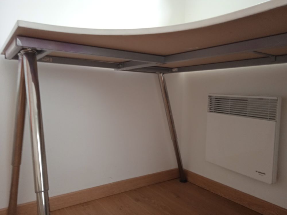 Grand bureau d'angle adaptable en hauteur marque IKEA PRO Meubles