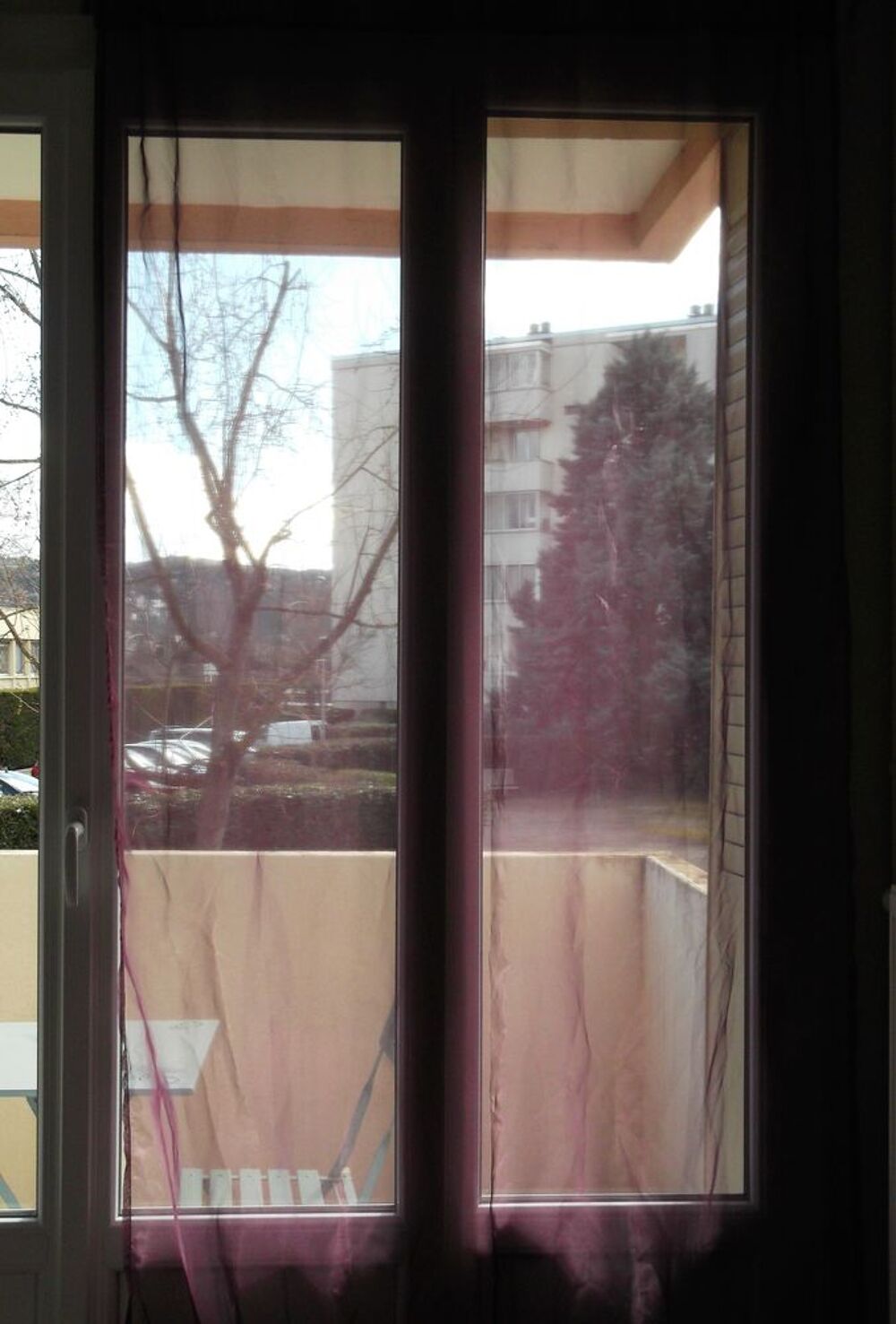 Rideaux violets &agrave; passant Décoration
